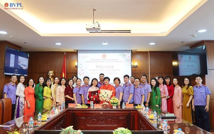  Các đồng chí lãnh đạo Vụ 12, đại diện lãnh đạo một số đơn vị thuộc VKSND tối cao chúc mừng nữ công chức Vụ 12 nhân kỷ niệm ngày 20/10.