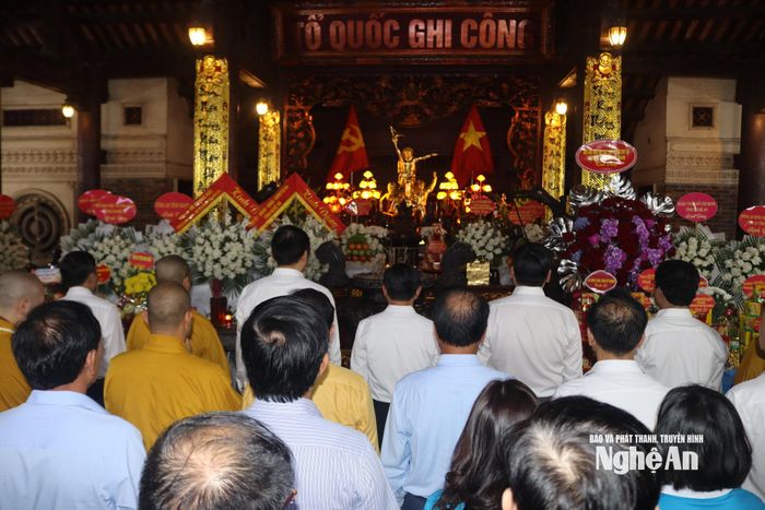 Các đại biểu dâng hoa, dâng hương các liệt sĩ TNXP.
