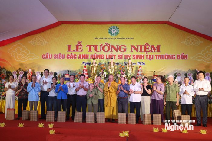 Trao 14 suất quà tặng bà Nguyễn Thị Thông - nữ cựu thanh niên xung phong còn sống tại Truông Bồn và thân nhân 13 liệt sĩ thanh niên xung phong đã hy sinh trên tuyến lửa Truông Bồn.