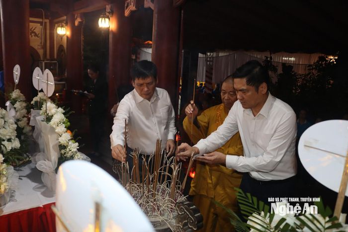 Các đại biểu dâng hoa, dâng hương các liệt sĩ TNXP.