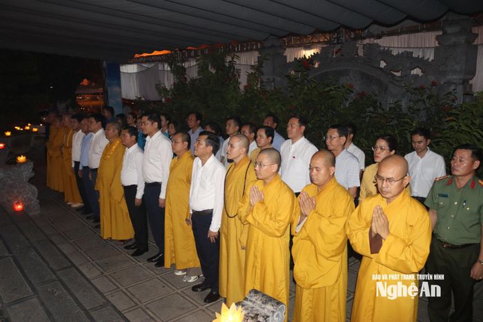 Các đại biểu dâng hoa, dâng hương tại phần mộ các liệt sĩ TNXP.