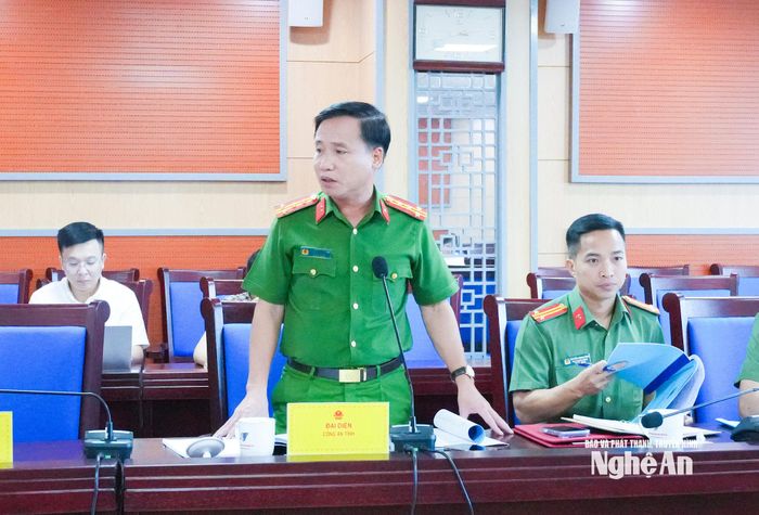 Phó Giám đốc Công an tỉnh Nguyễn Duy Thanh giải trình ý kiến về phân bổ nguồn lực thực hiện chương trình phòng, chống ma túy. Ảnh: Mai Hoa