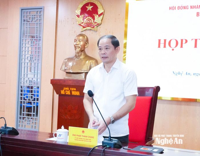 Trưởng ban Pháp chế HĐND tỉnh Phạm Thành Chung đề nghị các cơ quan chủ trì soạn thảo tiếp thu, chỉnh sửa, hoàn thiện dự thảo trước khi trình kỳ họp. Ảnh: Mai Hoa