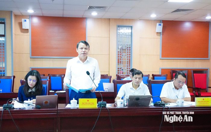 Phó Trưởng ban Pháp chế HĐND tỉnh nêu ý kiến tại cuộc họp. Ảnh: Mai Hoa