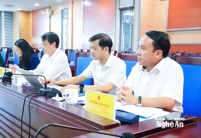 Đồng chí Dương Đình Chỉnh – Ủy viên Ban Thường vụ Tỉnh ủy, Phó Chủ tịch Thường trực HĐND tỉnh cùng lãnh đạo, thành viên Ban Pháp chế tham gia cuộc họp. Ảnh: Mai Hoa