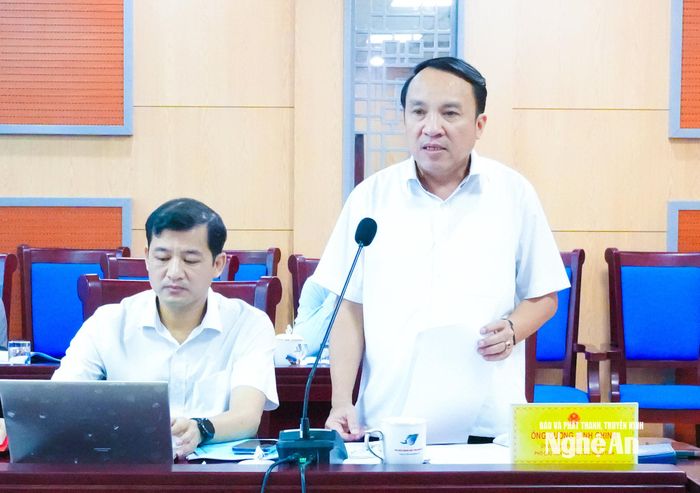Phó Chủ tịch Thường trực HĐND tỉnh Dương Đình Chỉnh tham gia ý kiến tại cuộc họp. Ảnh: Mai Hoa