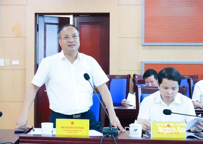 Giám đốc Sở Nội vụ Nguyễn Viết Hưng giải trình một số vấn đề được đặt ra tại cuộc họp. Ảnh: Mai Hoa