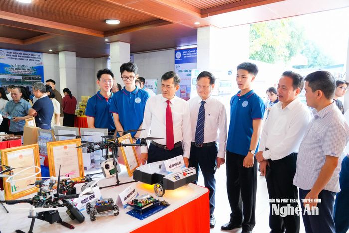 Lãnh đạo tỉnh tham quan các gian hàng khởi nghiệp. Ảnh: TL