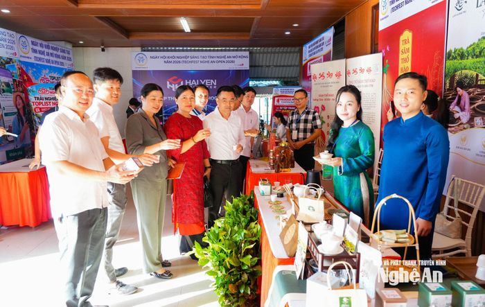 Các đại biểu tham quan các gian hàng trưng bày tại Ngày hội Khởi nghiệp. Ảnh: TL