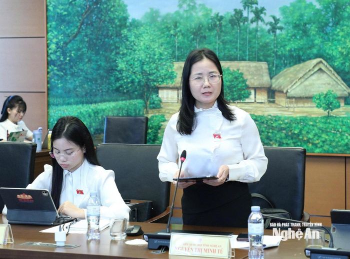 Đại biểu Nguyễn Thị Minh Tú - Giám đốc Trung tâm Khoa học Công nghệ và Chuyển đổi số phát biểu thảo luận. Ảnh: Khánh Duy