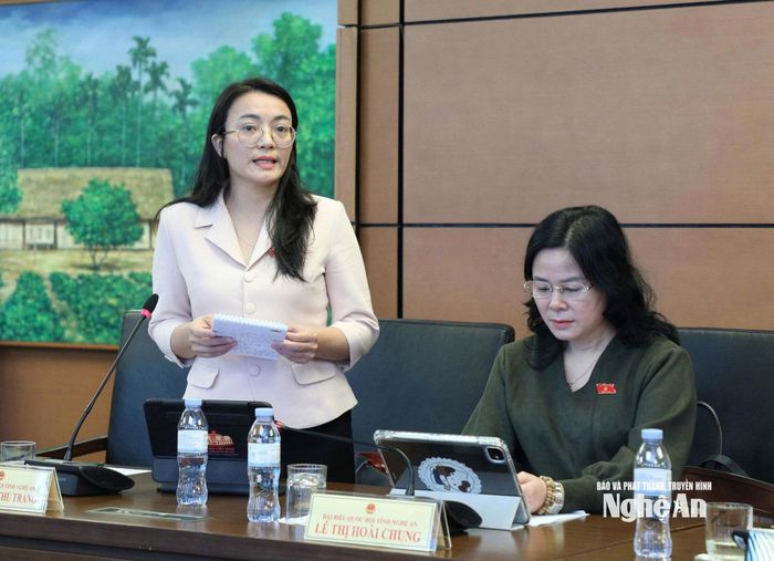 Đại biểu Hoàng Thị Thu Trang - Giám đốc Sở Tư pháp phát biểu thảo luận. Ảnh: Khánh Duy