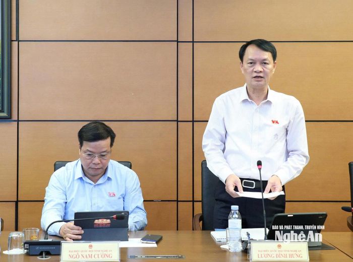 Đại biểu Lương Đình Hưng - Phó Tư lệnh Pháp luật Cảnh sát biển Việt Nam phát biểu thảo luận. Ảnh: Khánh Duy