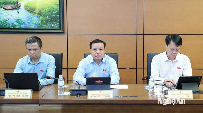 Đại biểu Quốc hội đoàn Nghệ An tham gia thảo luận tổ. Ảnh: Khánh Duy