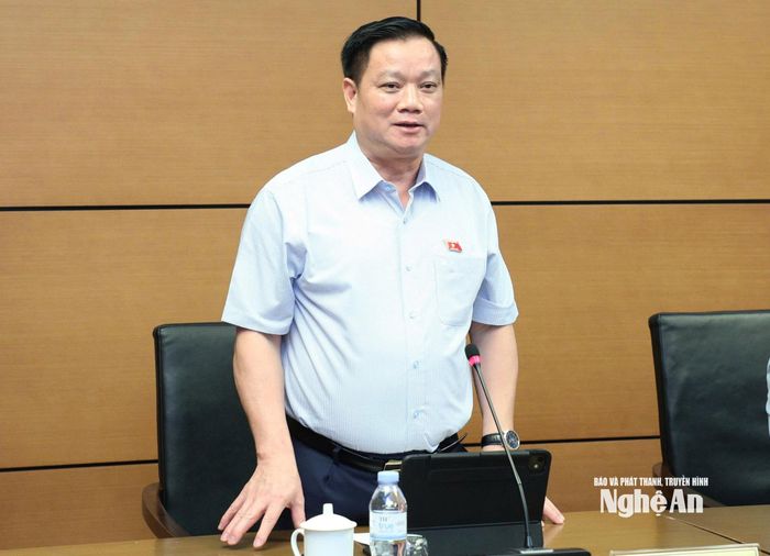 Đại biểu Nguyễn Khắc Thận - Bí thư Tỉnh ủy, Trưởng Đoàn ĐBQH tỉnh điều hành thảo luận. Ảnh: Khánh Duy