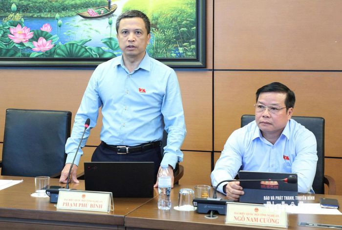 Đại biểu Phạm Phú Bình - Ủy viên chuyên trách Ủy ban Quốc phòng, An ninh và Đối ngoại của Quốc hội phát biểu thảo luận. Ảnh: Khánh Duy