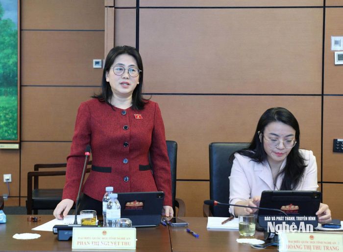 Đại biểu Phan Thị Nguyệt Thu - Chánh án TAND tỉnh phát biểu thảo luận. Ảnh: Khánh Duy