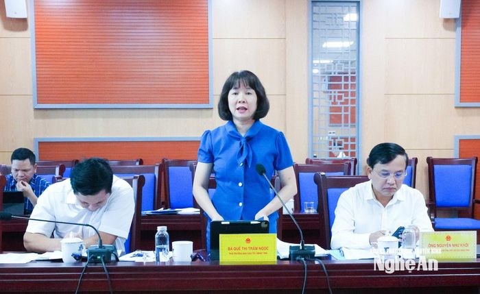 Phó Trưởng ban Ban Dân tộc HĐND tỉnh Quế Thị Trâm Ngọc đề nghị cơ quan soạn thảo rà soát lại số liệu đảm bảo tính chính xác giữa các văn bản trình. Ảnh: Mai Hoa