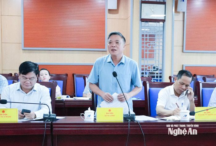 Đại diện Sở Tài chính giải trình một số vấn đề liên quan tại cuộc họp. Ảnh: Mai Hoa