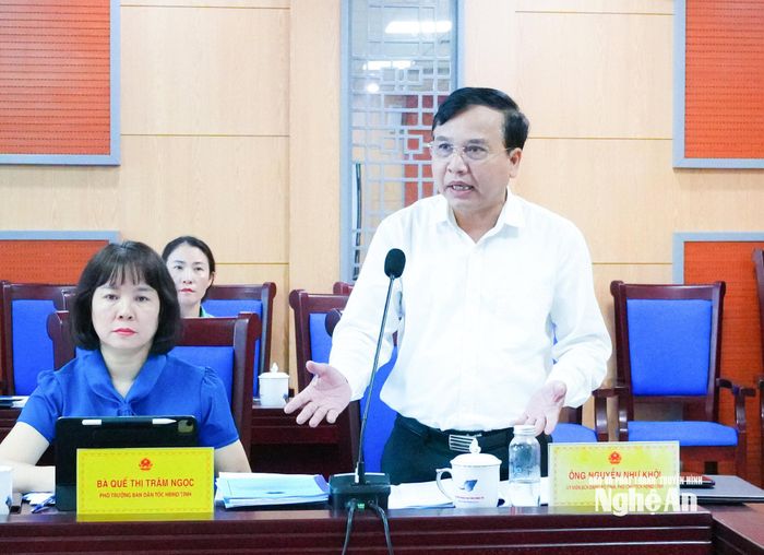 Phó Chủ tịch HĐND tỉnh Nguyễn Như Khôi đề nghị các ngành chủ động tham mưu UBND tỉnh trình HĐND tỉnh sớm các dự thảo nghị quyết liên quan đến phân bổ các nguồn vốn Trung ương giao, khắc phục tình trạng Chính phủ giao nguồn 2 - 3 tháng mới trình. Ảnh: Mai Hoa