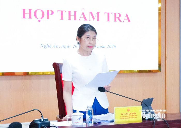 Trưởng ban Dân tộc HĐND tỉnh Lô Thị Kim Ngân đề nghị cơ quan chủ trì xây dựng dự thảo các nghị quyết tiếp thu ý kiến tham gia của các thành viên dự họp, điều chỉnh, bổ sung vào dự thảo trước khi trình HĐND tỉnh. Ảnh: Mai Hoa
