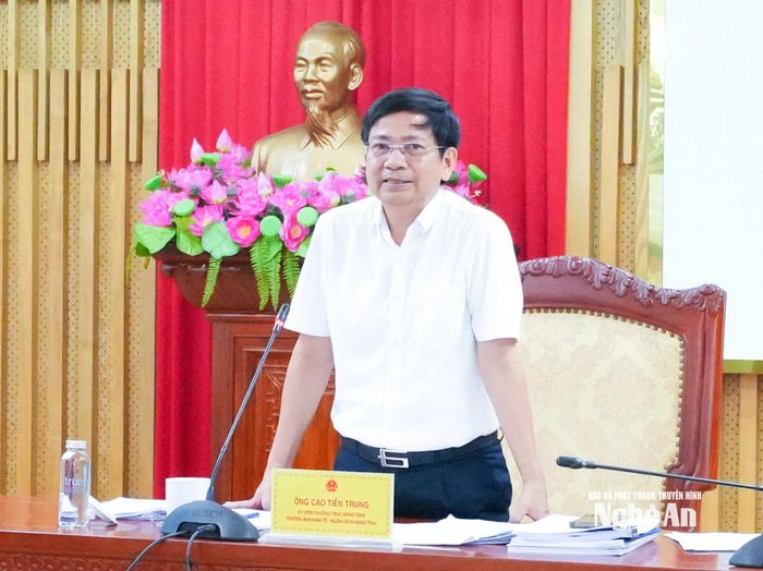 Trưởng ban Kinh tế - Ngân sách HĐND tỉnh Cao Tiến Trung đề nghị các cơ quan soạn thảo nghiên cứu, tiếp thu các ý kiến được nêu tại cuộc họp thẩm tra; đồng thời rà soát, hoàn thiện các dự thảo nghị quyết để trình HĐND tỉnh tại kỳ họp thứ 5, được tổ chức vào chiều 21/10. Ảnh: Mai Hoa