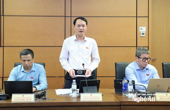 Đại biểu Lương Đình Hưng - Phó Tư lệnh pháp luật Cảnh sát biển Việt Nam phát biểu thảo luận. Ảnh: Khánh Duy