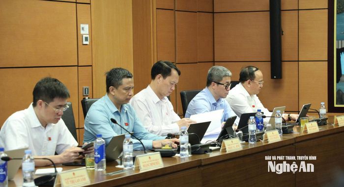 Đại biểu Quốc hội đoàn tỉnh Nghệ An tham gia thảo luận tổ. Ảnh: Khánh Duy