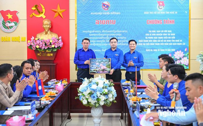 Tỉnh đoàn Nghệ An tặng quà lưu niệm Đoàn công tác Trung ương Đoàn thanh niên Nhân dân cách mạng Lào. Ảnh: Thành Cường