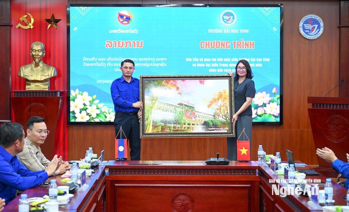 Lãnh đạo Trường Đại học Vinh tặng quà lưu niệm Đoàn công tác Trung ương Đoàn thanh niên Nhân dân cách mạng Lào. Ảnh: Thành Cường