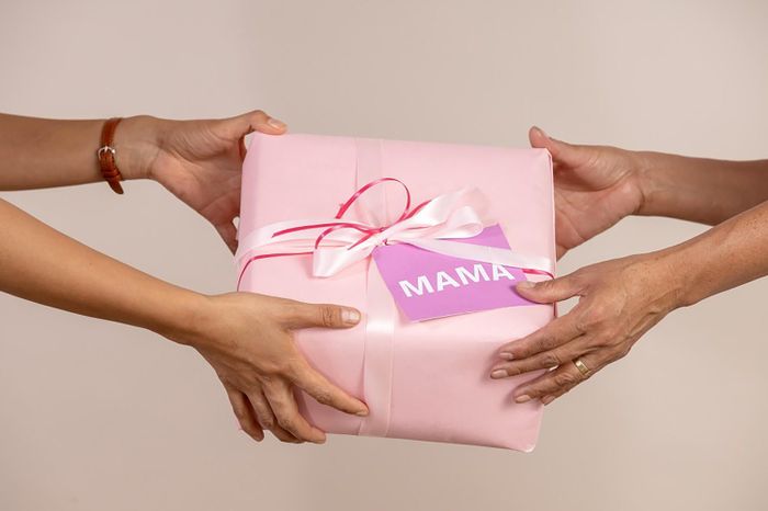  Trao gửi những món quà tinh thần mỗi ngày là cách để gắn kết, thấu hiểu mẹ. Ảnh minh họa internet. 