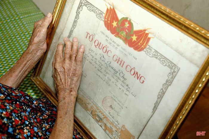 Nhắc đến người con trai đầu, bà Quế không khỏi nhớ thương, xúc động.