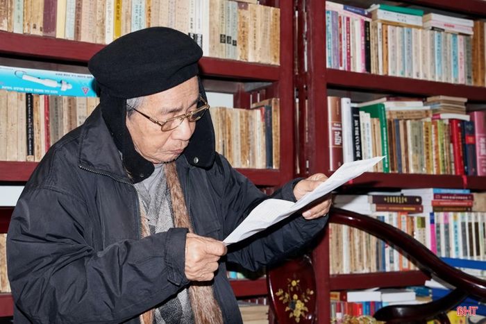 Nhà nghiên cứu Thái Kim Đỉnh đối chiếu tư liệu để chú thích trong một bản thảo sách (năm 2015). Ảnh: Mạnh Hà.
