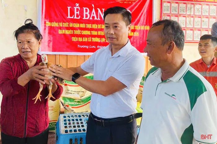 Lãnh đạo xã Trường Lưu trao mô hình sinh kế gà cho các hộ trên địa bàn.