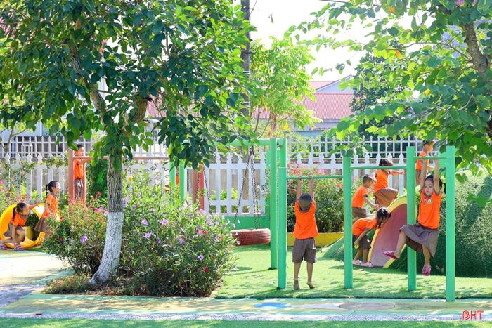 Trẻ được trực tiếp trải nghiệm, thực hành và khám phá bài học thông qua những trò chơi phù hợp với lứa tuổi.
