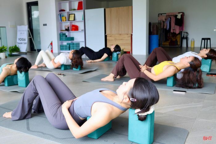 Tập yoga trở thành thói quen giúp nhiều người thư giãn sau giờ làm việc.