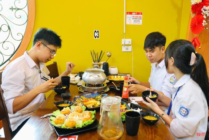 Lượng khách trẻ đến quán chay Sala (đường Trần Phú, phường Thành Sen) tăng 30 - 40% so với năm trước.