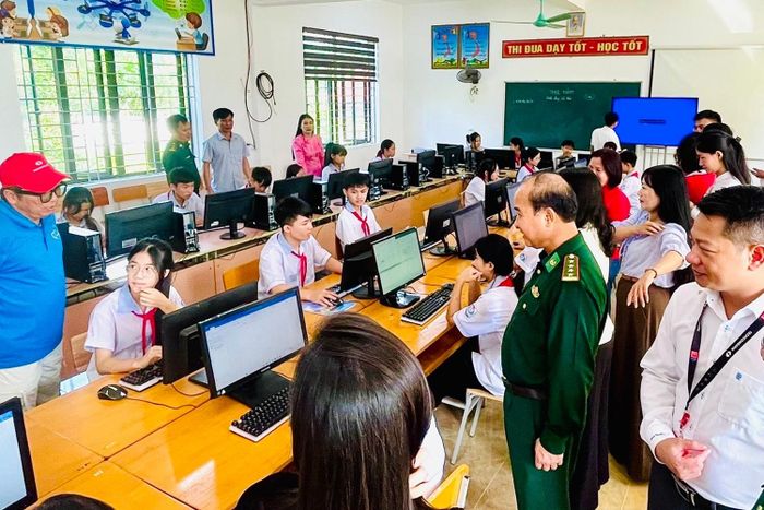 Phòng máy gồm 30 máy tính được đưa vào sử dụng ngay sau khi tiếp nhận.