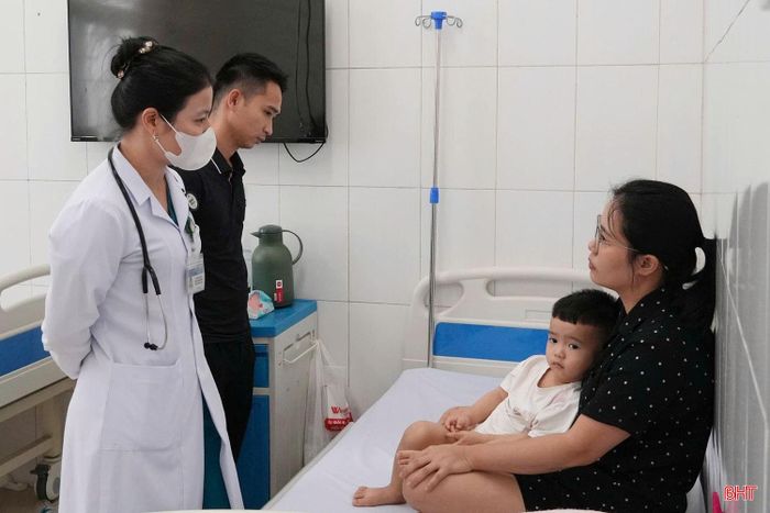 Bác sĩ Trần Thị Hương – Phó Trưởng khoa Nhi, Bệnh viện Đa khoa tỉnh Hà Tĩnh tư vấn cho người nhà bệnh nhi đang điều trị tại khoa.