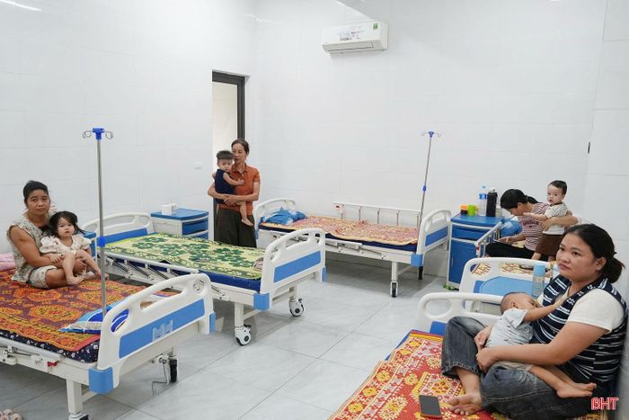 Các cơ sở y tế tại Hà Tĩnh đang tiếp nhận nhiều trẻ mắc cúm A, cúm B, virus hợp bào hô hấp.