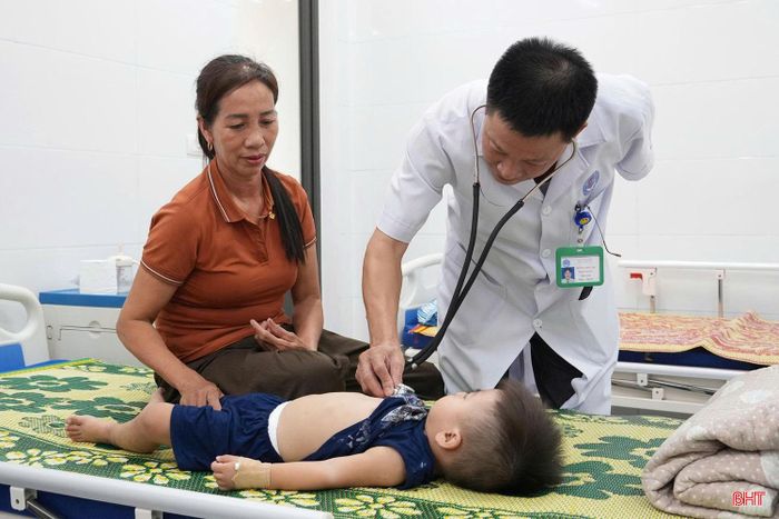 Khoa Nhi - Trung tâm Y tế Thạch Hà tiếp nhận nhiều trẻ em mắc cúm trong những ngày gần đây.