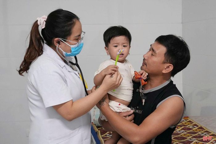 Cháu Thái Hải Vy đang điều trị viêm phổi và cúm tại Trung tâm Y tế Thạch Hà.