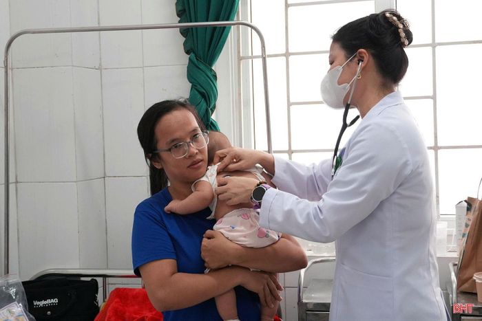 Khi thấy trẻ có biểu hiện ban đầu như sốt, ho, sổ mũi, mệt mỏi, phụ huynh cần theo dõi và xử trí kịp thời.