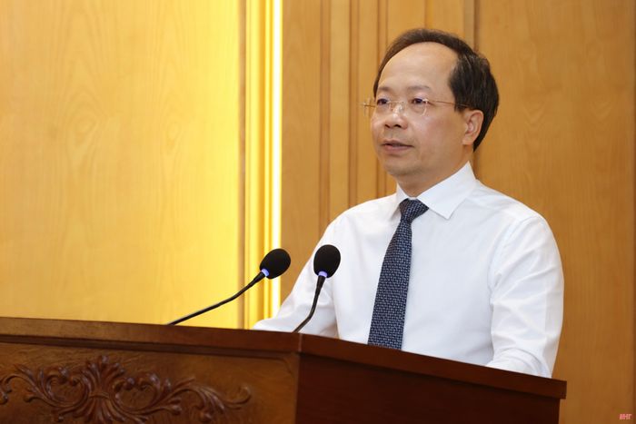Đồng chí Nguyễn Duy Lâm - Ủy viên Trung ương Đảng, Bí thư Tỉnh ủy, Trưởng đoàn ĐBQH tỉnh phát biểu giao nhiệm vụ.