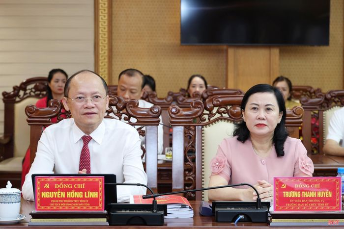 Đồng chí Nguyễn Hồng Lĩnh - Phó Bí thư Thường trực Tỉnh ủy, Chủ tịch HĐND tỉnh và đồng chí Trương Thanh Huyền - Ủy viên BTV Tỉnh ủy, Trưởng ban Tổ chức Tỉnh ủy tham dự hội nghị.