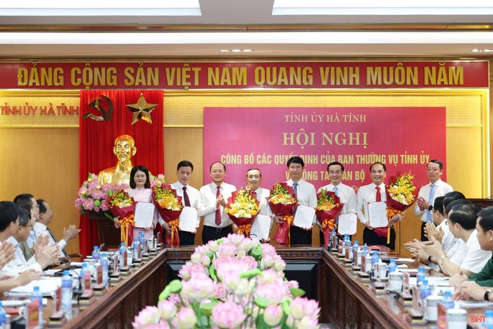 Đồng chí Nguyễn Hồng Lĩnh – Phó Bí thư Thường trực Tỉnh ủy, Chủ tịch HĐND tỉnh và đồng chí Phan Thiên Định – Phó Bí thư Tỉnh ủy, Chủ tịch UBND tỉnh trao quyết định, tặng hoa chúc mừng các đồng chí được tiếp nhận, điều động, luân chuyển, bổ nhiệm.