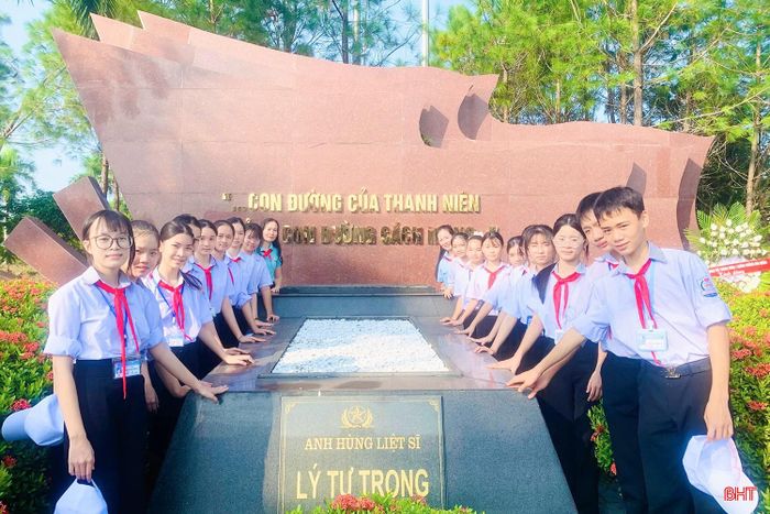 “Thông qua các hoạt động kỷ niệm, chúng tôi mong muốn góp phần giáo dục truyền thống cách mạng, bồi đắp lý tưởng, khơi dậy niềm tự hào và tinh thần trách nhiệm trong mỗi đoàn viên, thanh niên. Đây cũng là dịp để tuổi trẻ Việt Xuyên thể hiện lòng tri ân đối với Anh hùng liệt sĩ Lý Tự Trọng, từ đó cụ thể hóa tinh thần noi gương anh bằng những hành động thiết thực", anh Nguyễn Mạnh Hùng – Bí thư Đoàn xã Việt Xuyên chia sẻ. 