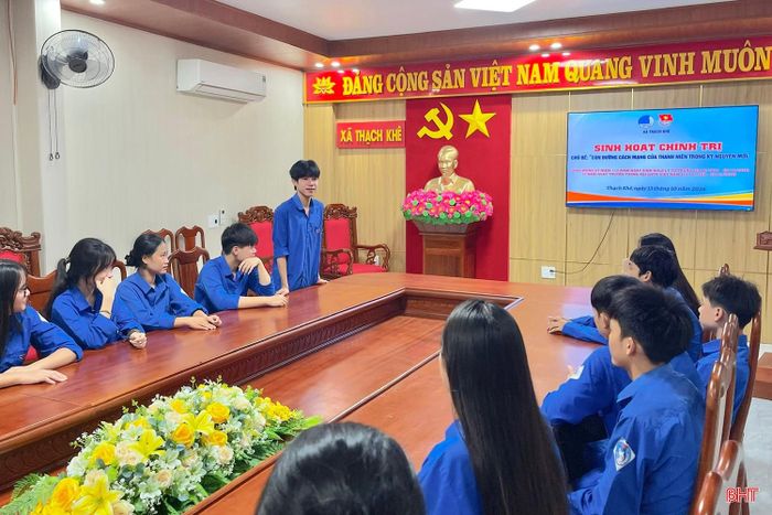  Thông qua các buổi sinh hoạt chi đoàn, sinh hoạt dưới cờ, hoạt động ngoại khóa, diễn đàn và các sản phẩm truyền thông trên mạng xã hội, các cấp bộ Đoàn, Đội góp phần giúp đoàn viên, thanh thiếu nhi hiểu sâu sắc hơn về lý tưởng cách mạng, tinh thần yêu nước và ý chí kiên trung của người chiến sĩ cộng sản trẻ tuổi. Trong ảnh: Tuổi trẻ xã Thạch Khê tổ chức sinh hoạt chính trị về chủ đề "Con đường cách mạng của thanh niên trong kỷ nguyên mới". 