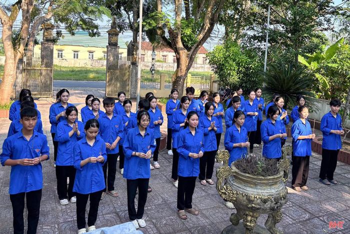  Các hoạt động văn hóa, văn nghệ, thể dục thể thao; triển khai công trình, phần việc thanh niên, hoạt động tình nguyện và đền ơn đáp nghĩa được tuổi trẻ toàn tỉnh hưởng ứng. Trong ảnh: Tuổi trẻ xã Việt Xuyên triển khai các hoạt động dâng hương, chăm sóc, chỉnh trang các địa chỉ đỏ nhân kỷ niệm 112 năm Ngày sinh Anh hùng liệt sĩ Lý Tự Trọng. 