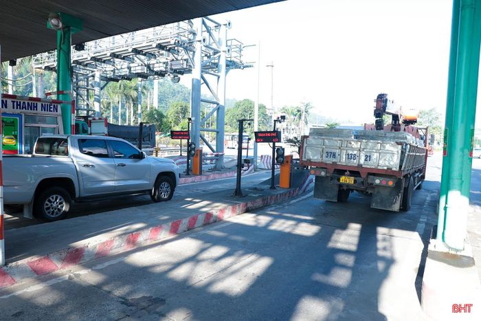 9h ngày 20/10, có mặt tại Trạm thu phí Bến Thủy ở cầu Bến Thủy 1, PV Báo và phát thanh, truyền hình Hà Tĩnh ghi nhận lượng phương tiện qua lại khá tấp nập. Các phương tiện không phải thanh toán khoản phí đường bộ khi di chuyển qua trạm.
