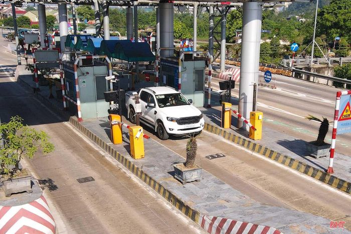 Thông báo về việc tạm dừng thu phí cũng đã được đơn vị quản lý dán ở các bốt thu phí. Phương tiện lưu thông thuận lợi qua Trạm thu phí Bến Thủy 2.